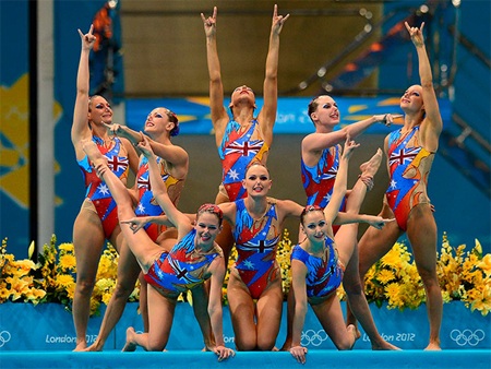 Màn biểu diễn tự do của các cô gái Úc trước khi họ xuống nước