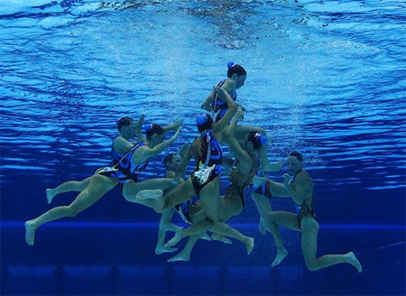 Màn biểu diễn tự do của các cô gái Úc trước khi họ xuống nước