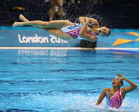 Màn biểu diễn tự do của các cô gái Úc trước khi họ xuống nước