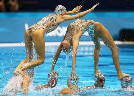 Màn biểu diễn tự do của các cô gái Úc trước khi họ xuống nước