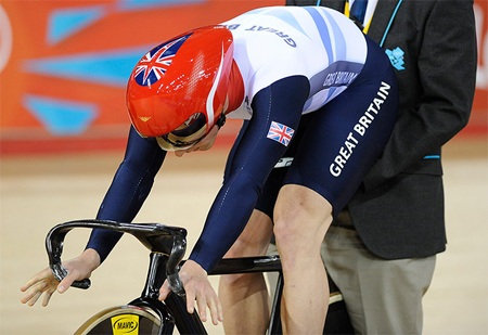 Hình ảnh khá hài hước khi một trợ lý giúp VĐV đua xe đạp của VQ Anh nâng chiều cao yên xe