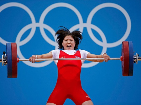 Mái tóc của VĐV cử tạ người Triều tiên có thể...