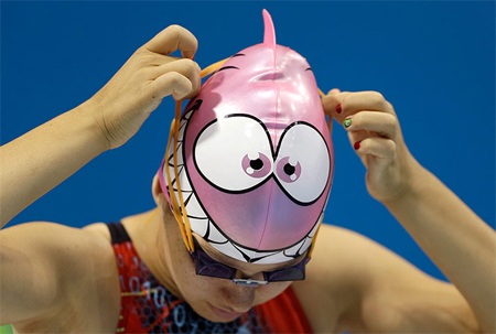 Chiếc mũ bơi của VĐV người Turkmenista, Jennet Saryyeva trông khá giống đồ của trẻ em