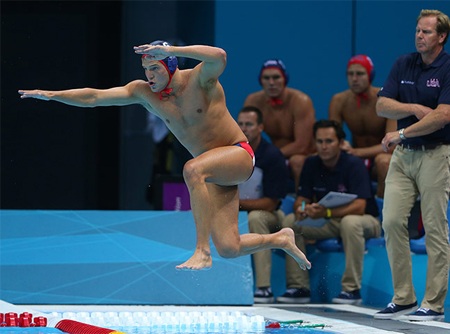 Tư thế xuất phát rất lạ của một VĐV bơi lội