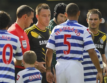 Anton Ferdinand đi qua Terry..