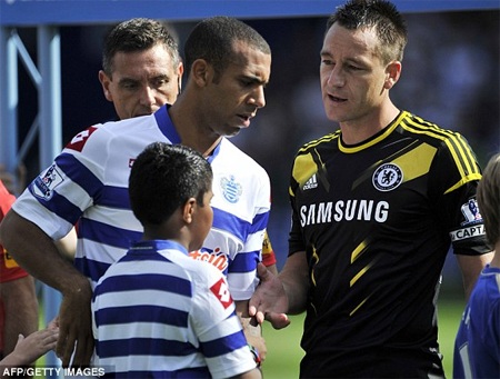 Mặc cho đối thủ chìa tay ra, nhưng hậu vệ của QPR vẫn làm như không nhìn thấy