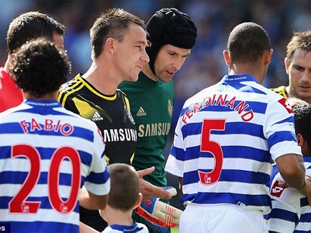 Terry có nói gì đó, nhưng anh vẫn không làm Anton Ferdinand quan tâm