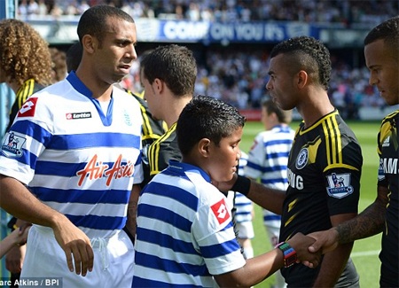 Terry có nói gì đó, nhưng anh vẫn không làm Anton Ferdinand quan tâm