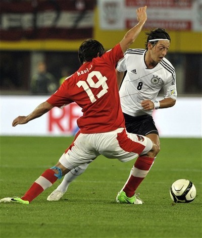 Ozil tỏa sáng, Đức vượt qua đội chủ nhà Áo - 2 Ozil đã chơi khá hay trong lần triệu tập này của tuyển Đức