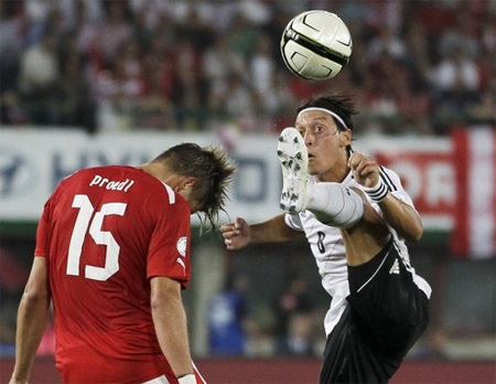 Ozil tỏa sáng, Đức vượt qua đội chủ nhà Áo - 3 Ozil đã có 3 bàn/2 trận