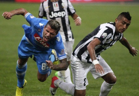 Mùa trước Napoli (áo xanh) đã bị Chelsea hạ gục, lần này đến lượt Juventus thử sức