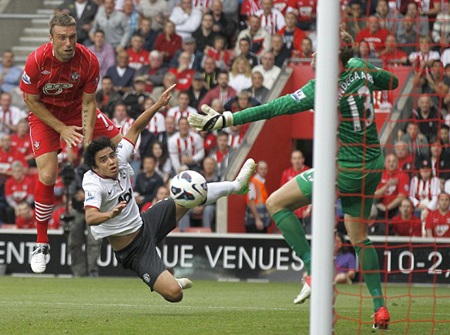 Van Persie lập hat-trick giúp MU lội ngược dòng trước Southampton - 3 Hàng thủ MU tiếp tục thể hiện lối chơi bạc nhược