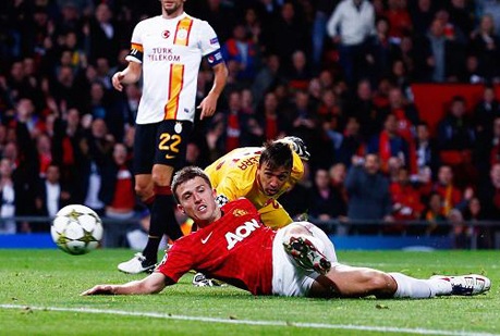 ...nhưng Carrick vẫn kịp sút bóng vào lưới