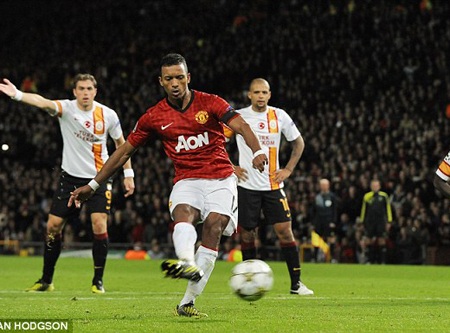 Phút 53, Nani thực hiện quả Penalty nhưng trượt