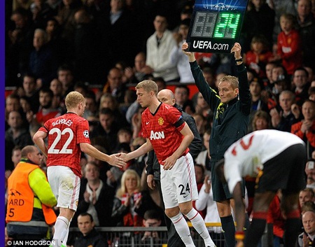 Phút 79, Scholes ra nghỉ và Fletcher vào thay