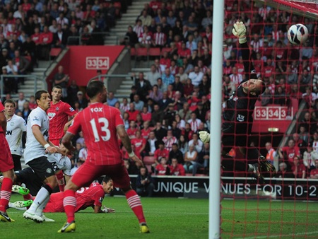 Dấu ấn Van Persie trong chiến thắng nghẹt thở của MU