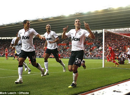 Dấu ấn Van Persie trong chiến thắng nghẹt thở của MU