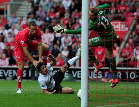 Dấu ấn Van Persie trong chiến thắng nghẹt thở của MU