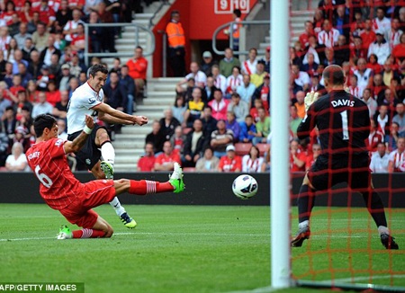 Dấu ấn Van Persie trong chiến thắng nghẹt thở của MU