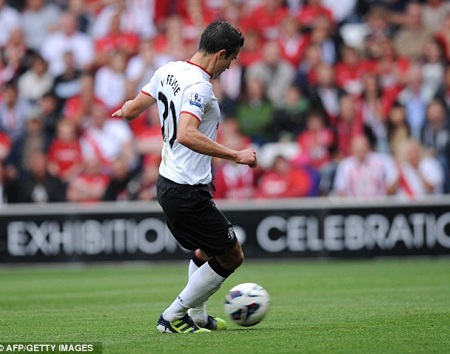 Dấu ấn Van Persie trong chiến thắng nghẹt thở của MU