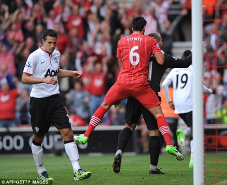 Dấu ấn Van Persie trong chiến thắng nghẹt thở của MU