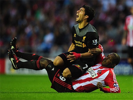 Suarez đang khá cô đơn trên hàng công của Liverpool