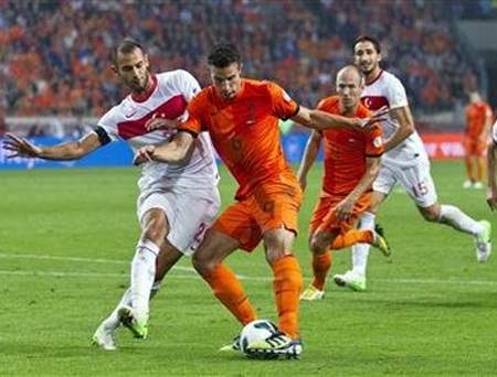 Van Persie ghi bàn và Hà Lan có chiến thắng