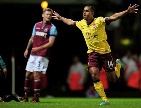 Walcott vào sân từ giữa hiệp 2 và anh giúp Arsenal vươn lên dẫn trước 2-1