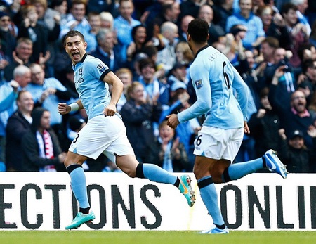 Kolarov giúp đội chủ nhà vươn lên từ phút thứ 5 sau pha sút phạt đẹp mắt