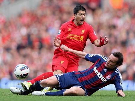 Suarez có một trận đấu mờ nhạt và bị chỉ trích nặng nề khi anh diễn kịch ăn vạ