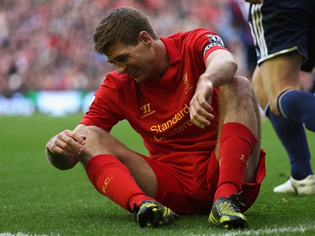 Suarez có một trận đấu mờ nhạt và bị chỉ trích nặng nề khi anh diễn kịch ăn vạ