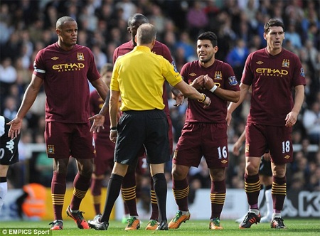 Aguero cho rằng trọng tài Anh phân biệt với cầu thủ nước ngoài - 1 Aguero không phải người đầu tiên cho rằng cầu thủ ngoại bị xử ép tại Anh