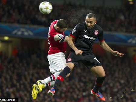 Arsenal dễ dàng đè bẹp Olympiacos - 3 Sức phản kháng của Olympiacos chưa đủ mạnh để quật đổ được Arsenal