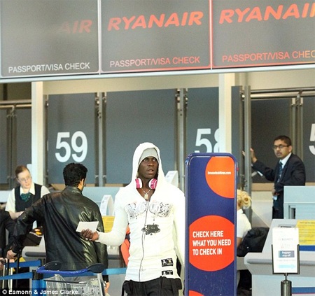 Balotelli bắt chuyến bay trở lại Italia