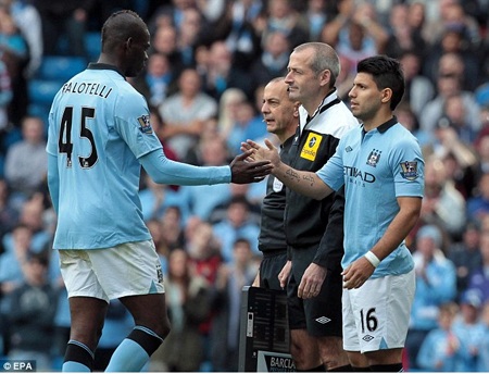 Balotelli mặt buồn thiu khi bị thay ra...