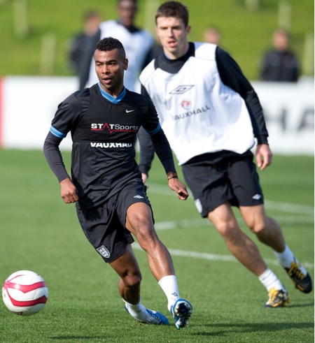 Ashley Cole trước “giờ phán quyết”: Một bước lỡ…“nghìn thu” ôm hận? - 3 Cole tập trung cùng tuyển Anh nhưng được đá với San Marino hay không còn là dấu hỏi