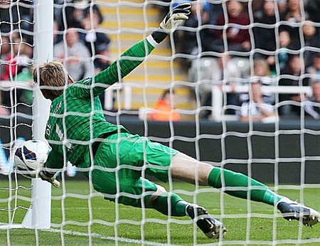 Alex Ferguson thừa nhận Newcastle mất oan bàn thắng - 1 Tình huống cản phá nhạy cảm của De Gea