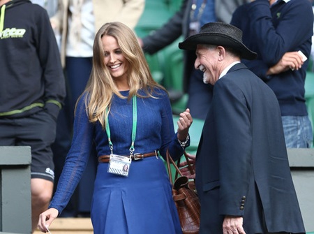 Sears tìm chỗ ngồi trong trận đấu chung kết Wimbledon 2012 giữa Murray và Federer