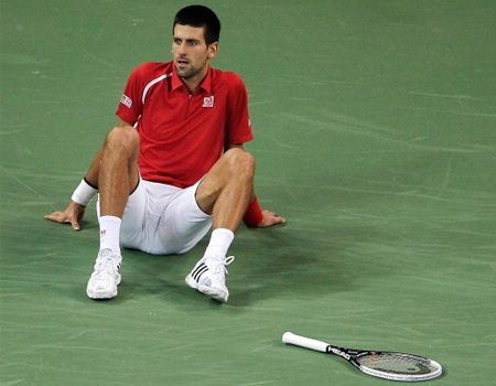 Djokovic ngồi xuống sân sau một pha nỗ lực cứu bóng không thành công