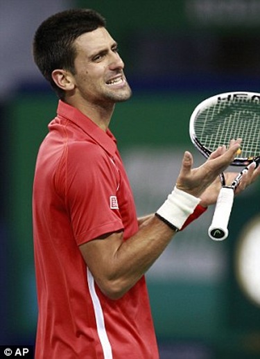 Tay vợt người Serbia dường như thất vọng với chính bản thân trong giai đoạn cuối hiệp 1