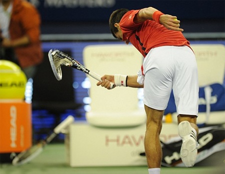 Để mất break ở game thứ 11, Djokovic thua luôn set đầu 5-7.