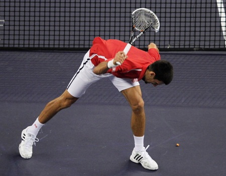 Chiếc vợt trở thành tội đồ và tay vợt hạt giống số 2 trút giận, anh đập nát chiếc vợt...