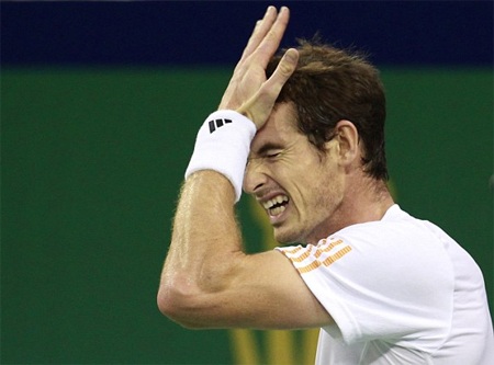 Chiếc vợt trở thành tội đồ và tay vợt hạt giống số 2 trút giận, anh đập nát chiếc vợt...