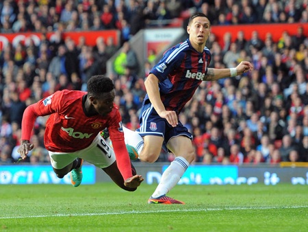 ...rồi đến Welbeck đều ghi bàn