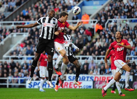 Suarez có một trận đấu mờ nhạt và bị chỉ trích nặng nề khi anh diễn kịch ăn vạ