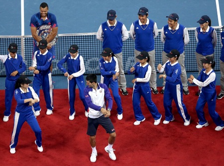 Tay vợt người Serbia tỏ ra thất thành thục..