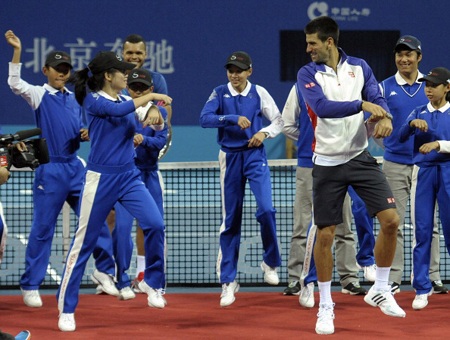 Cùng tham gia mà nhảy sôi động của tay vợt người Serbia, còn có các tình nguyện viên