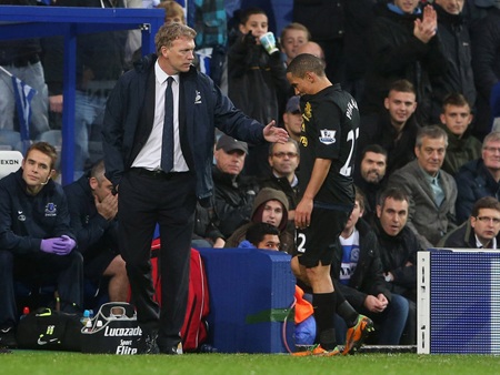 Chiếc thẻ vàng thứ 2 đồng nghĩa với thẻ đỏ của Pienaar gây rất nhiều tranh cãi