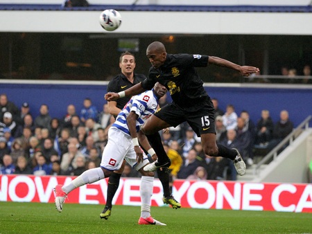 Chiếc thẻ vàng thứ 2 đồng nghĩa với thẻ đỏ của Pienaar gây rất nhiều tranh cãi