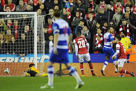 5 phút sau bàn thua đầu, Koscielny đốt lưới nhà giúp Reading gia tăng cách biệt